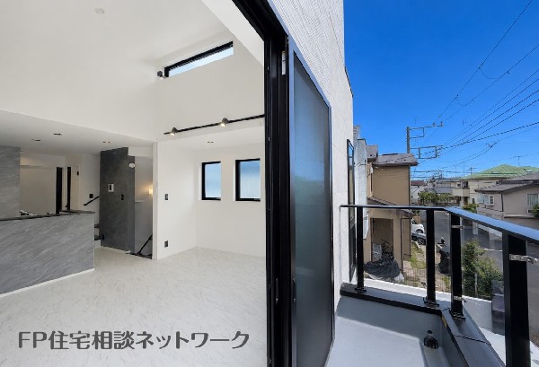 開放的なバルコニーは太陽の温かな温もりをめいっぱい受け止めてくれます。