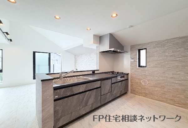 キッチンからリビング全体が見渡せる安心設計！お料理中もお子様の様子が見えて安心ですね