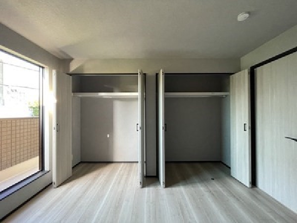 収納力が豊富な大型クローゼット。普段着やスーツはもちろん、コート類などもしっかり掛けられます。