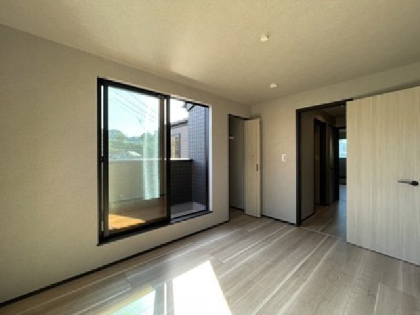 ルーフバルコニーでテーブルとイスを並べて外でお食事なども楽しんでみてはいかがでしょうか。