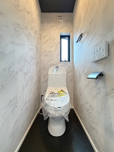 小さな窓がついているので換気もバッチリ！明るい光が差し込み、いつでも爽やかな空気をキープ