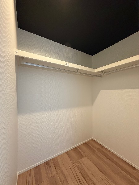 大容量のクローゼット付きでお部屋スッキリ！お洋服や季節物の収納に困らないのが嬉しいポイント♪