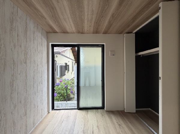 日差しを長時間受ける事が出来る暖かいお部屋です。大きな窓からは、眩しいほど光が差し込んでおりました！