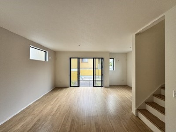 白いクロスと窓サッシにナチュラルな明るめのフローリングでコーディネートしました！どんな家具にも映える飽きのこない仕様です！