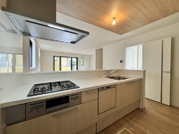 「浄水器・食洗機」を標準装備したキッチンはナチュラルな色合いで飽きのこないデザインです。