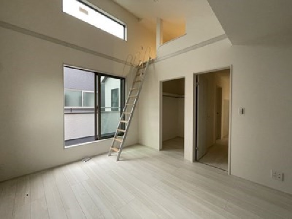 上部の窓から光を取り入れられる吹抜があり、明るく開放的な空間になっています。