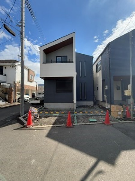 外観:黒と白基調に個性を演出。クールな印象の中にあたたかみを感じさせるデザイン。