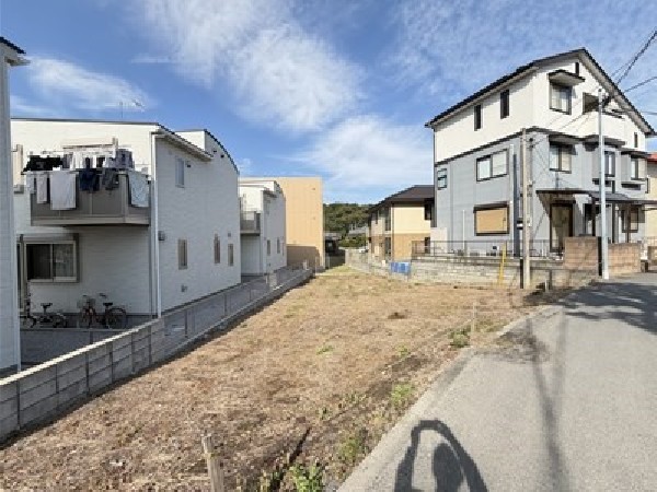 外観:空が広く緑の多い閑静な趣を感じる環境です。