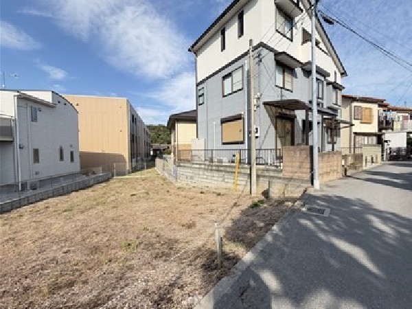 外観:空が広く緑の多い閑静な趣を感じる環境です。