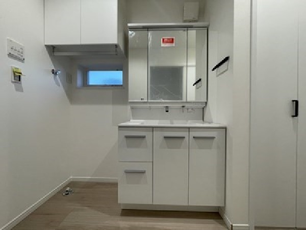 主寝室には大型のウォークインクローゼット