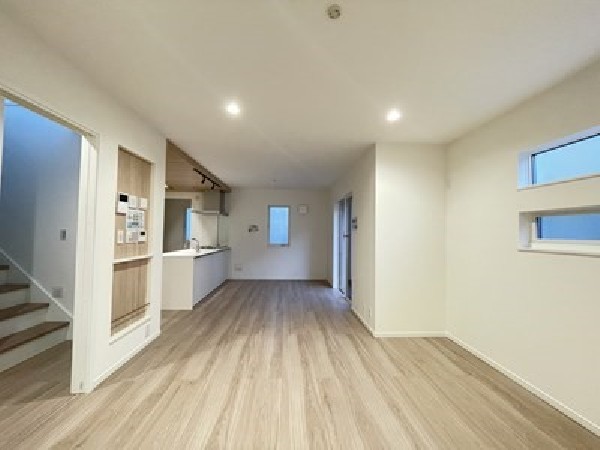 白いクロスとナチュラルな明るめのフローリングでコーディネートしました！どんな家具にも映える飽きのこない仕様です！