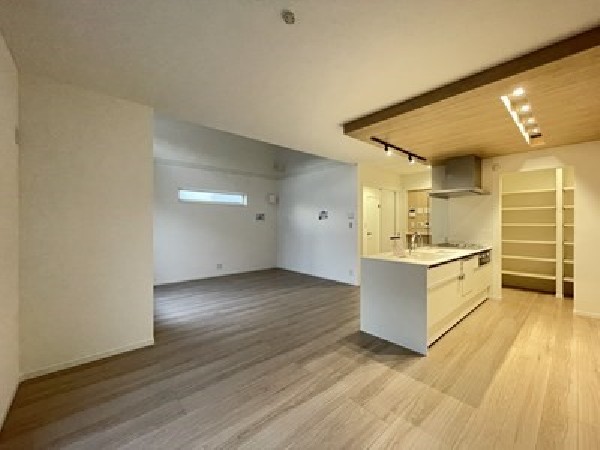 広々キッチンは収納も大容量。お鍋やフライパン、油や調味料など沢山収納できるスペースを確保しています。