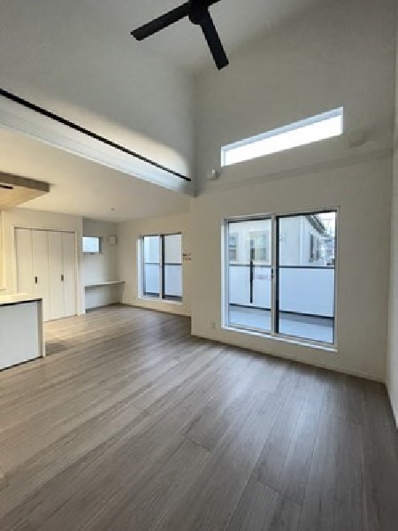 2階部分の窓から1階へと光を取り入れられる吹抜があり、明るく開放的な空間になっています。