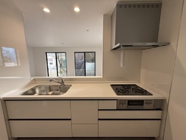 家族の様子を感じながらお料理できる、リビングとの一体感のある開放的な空間です。