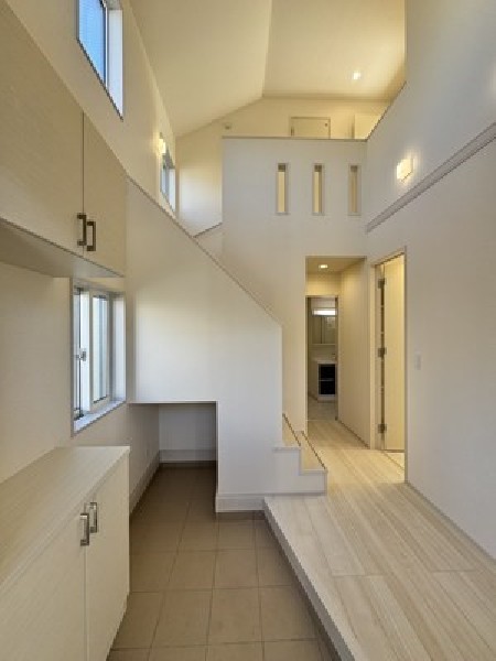 2階部分の窓から1階へと光を取り入れられる吹抜があり、明るく開放的な空間になっています。