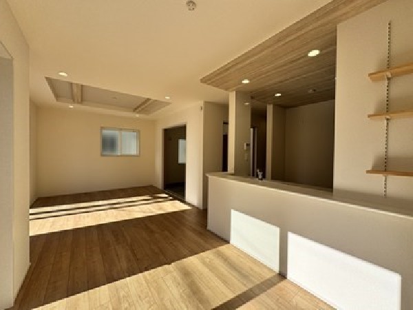 新しい木の香りと真っ白なクロス。そして優しい家族の笑顔。何時間でもここにいたいと思える快適リビング。