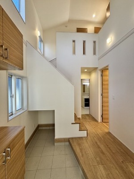 2階部分の窓から1階へと光を取り入れられる吹抜があり、明るく開放的な空間になっています。