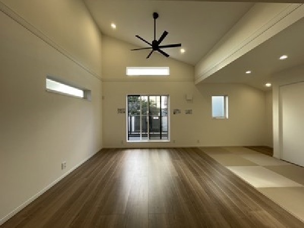 2階部分の窓から1階へと光を取り入れられる吹抜があり、明るく開放的な空間になっています。