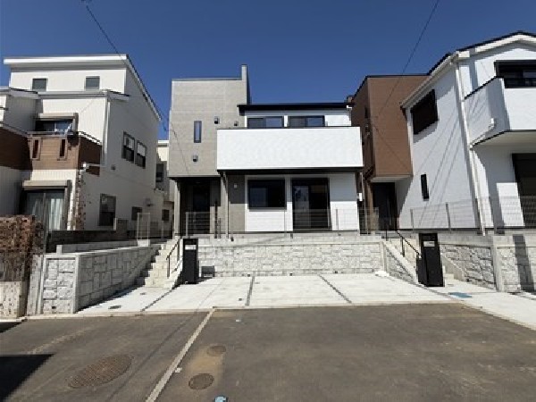 外観:車通りの少ない開発分譲地です。