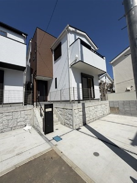 外観:閑静な住宅地に馴染む落ち着いた色合いの外観。