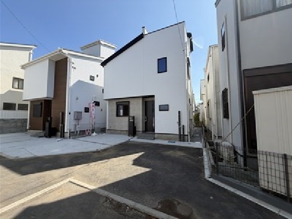 外観:閑静な車通りの少ない道路。お車の出し入れが苦手なママや小さなお子様にも安心ですね。