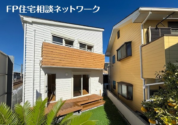 外観:深く豊かな緑と爽快な青い空を感じる、まるで杜の中に暮らすような心地よさを存分に堪能頂ける邸宅です。