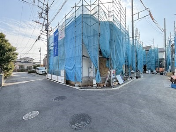 外観:日当たりが良く開放感のある角地です。 明るく快適な住まいが実現します！