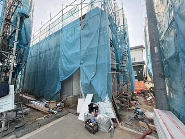 外観:閑静な車通りの少ない開発道路。お車の出し入れが苦手なママや小さなお子様にも安心ですね。