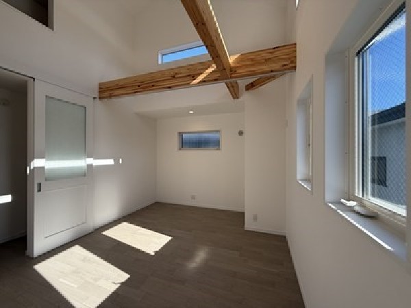 2階部分の窓から1階へと光を取り入れられる吹抜があり、明るく開放的な空間になっています。