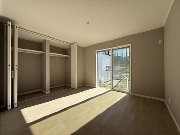 収納力が豊富な大型クローゼット。普段着やスーツはもちろん、コート類などもしっかり掛けられます。