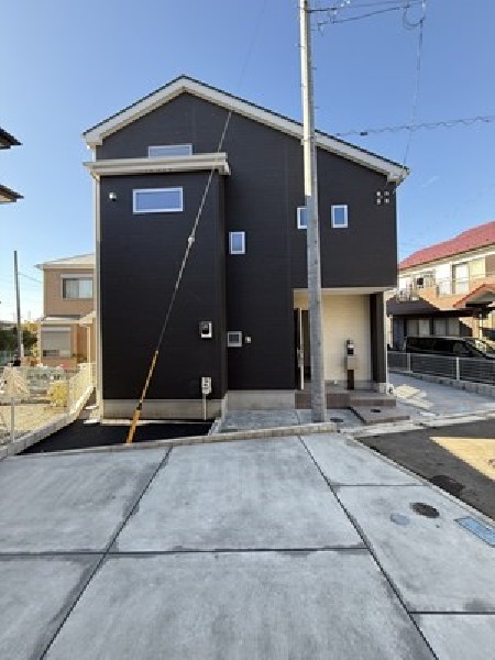 外観:黒を基調に個性を演出。クールな印象の中にあたたかみを感じさせるデザイン。