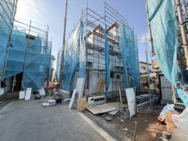 外観:閑静な車通りの少ない開発道路。お車の出し入れが苦手なママや小さなお子様にも安心ですね。