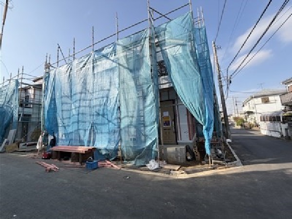 外観:日当たりが良く開放感のある角地です。 明るく快適な住まいが実現します！    