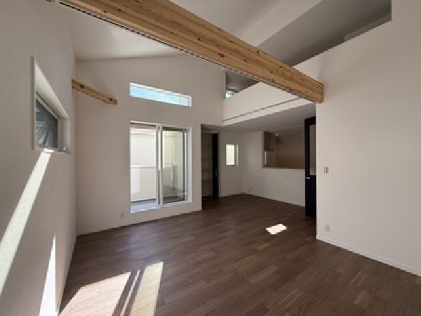 大切なご家族が集まるＬＤＫはこだわりたいですね！休日はおひさまの光をたっぷりと取りこめるリビングでゆったりと過ごしませんか？