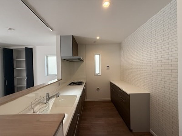 「浄水器・食洗機」を標準装備したキッチンはナチュラルな色合いで飽きのこないデザインです。小窓かがあるので料理中の気になる匂いも換気が行えます。