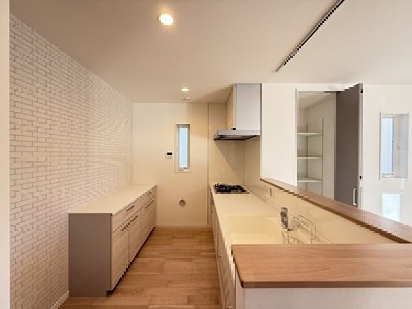 広々キッチンは収納も大容量。お鍋やフライパン、油や調味料など沢山収納できるスペースを確保しています。