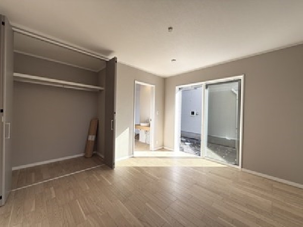 収納力が豊富な大型クローゼット。普段着やスーツはもちろん、コート類などもしっかり掛けられます。