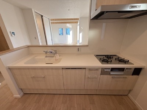 家族の様子を感じながらお料理できる、リビングとの一体感のある開放的な空間です。週末は家族揃ってランチなどはいかがでしょうか？