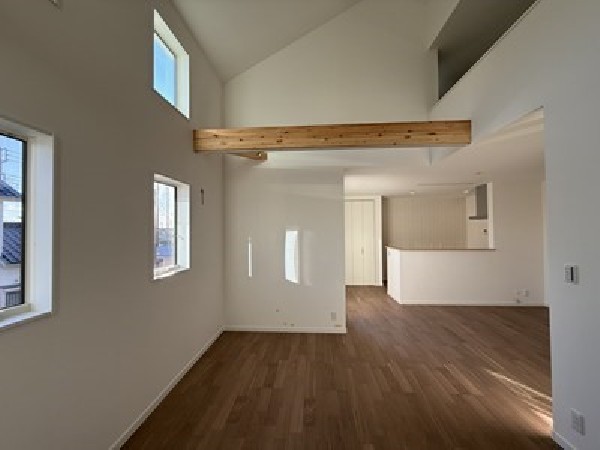 2階部分の窓から1階へと光を取り入れられる吹抜があり、明るく開放的な空間になっています。