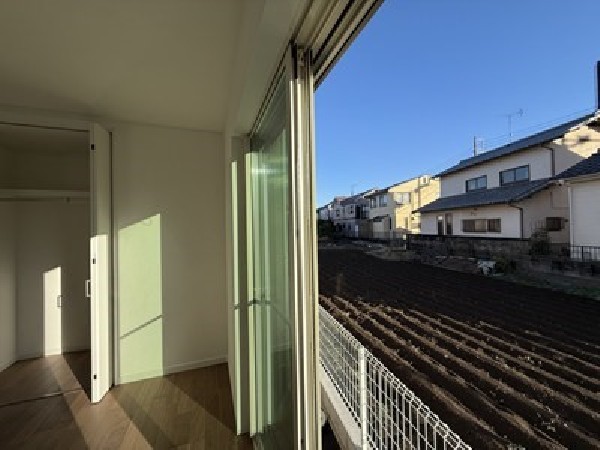 日差しを長時間受ける事が出来る暖かいお部屋です。大きな窓からは、眩しいほど光が差し込んでおりました！