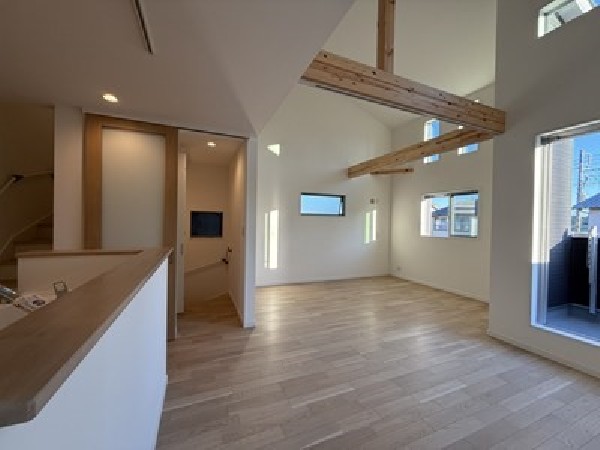 想像以上の質感が訪れる者の心を離さない。フローリング素材、窓の配置、どれをとってもワンランク上の仕上がり。