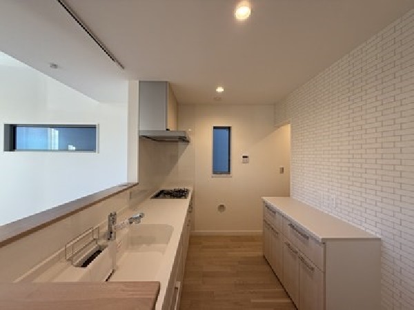 「浄水器・食洗機」を標準装備したキッチンはナチュラルな色合いで飽きのこないデザインです。小窓かがあるので料理中の気になる匂いも換気が行えます。