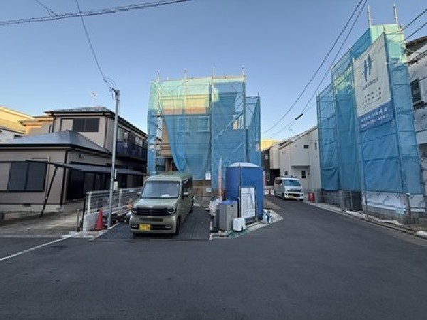 外観:日当たりが良く開放感のある角地です。 明るく快適な住まいが実現します！