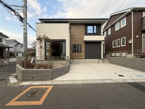 外観:良好な住環境が保たれたエリア。低層の一戸建を中心とした低い建物が並び、空が広く緑の多い閑静な趣を感じる環境です。