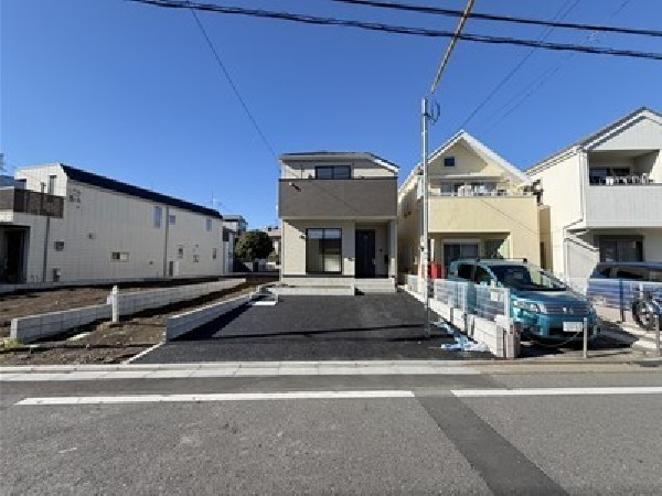 外観:前面道路が広いのでお車の出し入れが苦手なママや小さなお子様にも安心ですね。