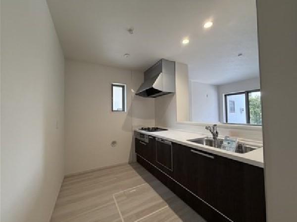 「浄水器・食洗機」を標準装備したキッチンはシックな色合いで飽きのこないデザインです。