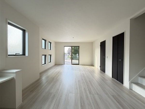 白いクロスとナチュラルな明るめのフローリングでコーディネートしました！どんな家具にも映える飽きのこない仕様です！