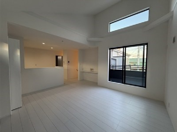 2階部分の窓から1階へと光を取り入れられる吹抜があり、明るく開放的な空間になっています。