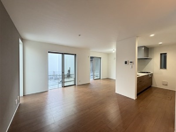 ソファを置いてゆったり寛げる広さのリビングは、ご家族の憩いの場にぴったり！