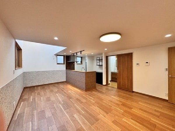 2階部分の窓から1階へと光を取り入れられる吹抜があり、明るく開放的な空間になっています。